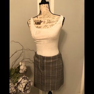 Theory wool miniskirt size 4 with pockets